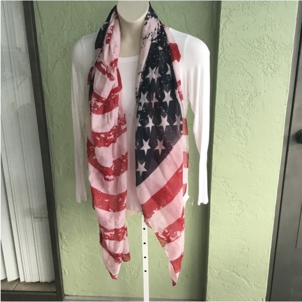 Falls Creek Woman’s Scarf OSFM can be worn multiple ways